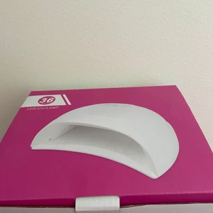 UV lampa för gelnaglar! - Jättefin UV lampa i ny skick! Endast använd 3 gånger mycket varsamt. Säljes då den bara står och samlar damm. Instruktioner samt originalkartongen medföljer. Köptes för 600kr🌸💗