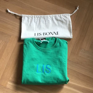 Lisbonne Atelier The Friday Sweatshirt - The friday sweatshirt från Lis Bonne Atelier. Säljer pga köpte 2 olika storlekar, aldrig använd med lappar och dustbag kvar. Storlek L och sitter oversize på mig som är s/m 174cm. Slutsåld storlek och kommer ej in igen! Ord pris 850, säljer för 750 eller högst bud.
