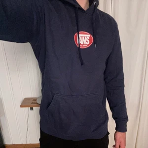 Vans hoodie - Säljer min marinblåa Vans hoodie då den knappt använd, hade behövt sig en strykning samt så finns det ett litet hål ovanför fickan se bild. Bortsett från det en fin märkeshoodie. Nypris 749:- 