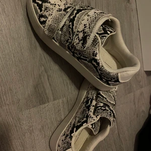 Skor - Helt oanvända sneakers. Storlek 37.