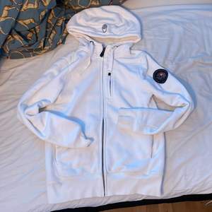 Jätte fin vit Sail Racing hoodie. Köpt för 999kr men säljer för 350kr. Säljer eftersom den inte kommer till användning längre. Kan frakta, annars mötas i Stockholm. 