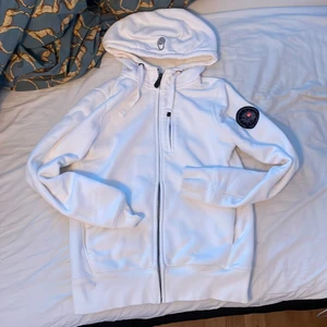 Vit Sail Racing hoodie - Jätte fin vit Sail Racing hoodie. Köpt för 999kr men säljer för 350kr. Säljer eftersom den inte kommer till användning längre. Kan frakta, annars mötas i Stockholm. 