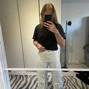 Vita jeans från Weekday! Gott skick. Jag är ca 170 lång💓 storlek 38