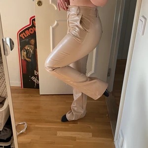 SKINNBYXOR - Beiga helt nya skinnbyxor från madlady. Utsvängd modell. Så sköna och fina. Storlek S
