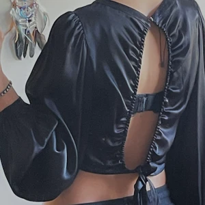 Svart zara topp - Super härlig svart croppad zara topp i sidenaktigt material🫶❤️ super luftig och skön, går att knytas på olika sätt!❤️❤️