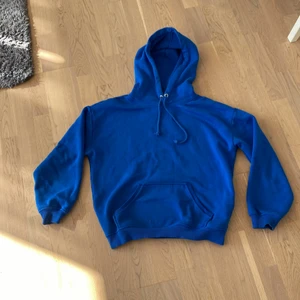 BikBok hoodie - Intressekoll på min BikBok i storlek XS, säljer endast vid bra bud! Nypris 299kr. Hör av er vid frågor eller annat!💗 köparen står för frakten 57kr