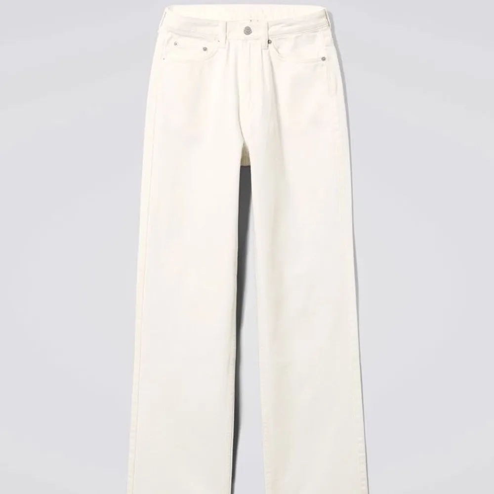 Så snygga raka vita jeans från weekday i modellen Rowe🥰🥰Nypris 600kr. Storlek 26/32. . Jeans & Byxor.