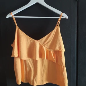 Sommar topp från H&M - Säljer denna fina och somriga toppen från H&M eftersom det inte kommer till användning längre.