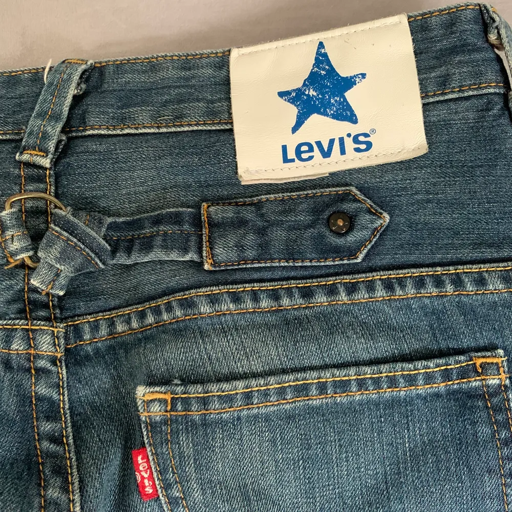 Ett par vintage levis jeans. Skicket är bra för att vara vintage. Det syns att dem har använts. Såklart äkta. Storlek vet jag inte riktigt. Är 172 cm och de sitter bra på mig, lite långa i benen bara.. Jeans & Byxor.