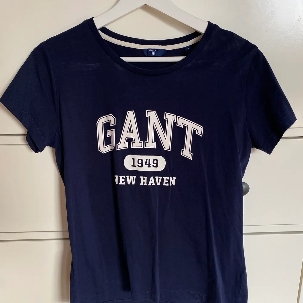 Jag säljer denna marinblåa Gant t-shirt pga att den aldrig kommer till användning. Den är använd max 3 gånger. Den är i storlek M men passar även som S. Jag köpte den för 1000kr men säljer för ca 750kr (pris kan diskuteras). Köparen står för frakten.. T-shirts.