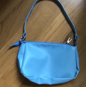 Blå liten väska  - Säljer denna för jag aldrig andvänt den! Den är från shein. Köparen står för frakten. Skriv om ni vill köpa!⭐️🤍