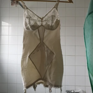 Vintage underkläder  - Vintage shapewear. Hittat på loppis men den är typ i nyskick. Säljer eftersom den inte kommer till användning. Den går att andvända som klänning också. Skriv för fler bilder💚