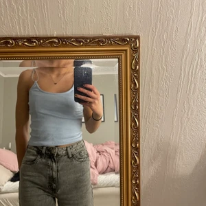 Linne - Ljusblått linne med häftiga band!