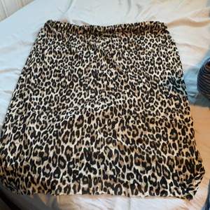 En leopardmönstrad kjol från Lindex i storlek XL, använd 1 gång! Trippla lager med typ så den är inte genomskinlig, väldigt luftig och skön💕