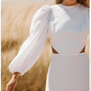 KLÄNNING FRÅN PORTUGAL - Linneklänning från Portugal, skitbra kvalitet men var för liten för mig! Prislapp Finns kvar, köptes för 1100 men säljer för 600kr! Jättefin verkligen til studenten eller ansat tillfällen! Köparen står för frakten!