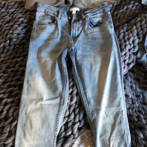Lågmidjade straight jeans - Ett par blåa straight jeans från hm i storlek S. Superfina och rätt så lågmidjade. 
