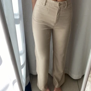 Kostymbyxor - Beiga kostymbyxor från Monki. Mjuka, perfekt färg, bra längd (jag är 170cm). 