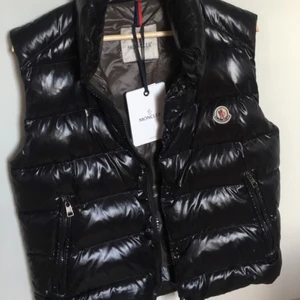Moncler väst  - Den är typ helt ny jag har typ haft den 3 gånger och den är äkta