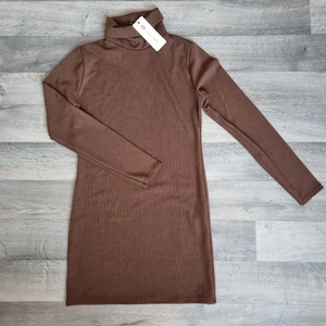 Ribbad klänning med polokrage  - Brun figurnära ribbad kortkort klänning. Aldrig använd med lapp kvar 🤎 (Frakt/porto kan diskuteras)