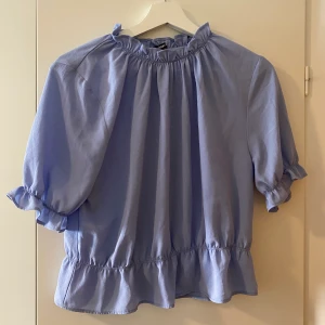 Blå topp från GinaTricot  - En jätte fin och lätt topp från Gina som har blivit för liten tyvärr.