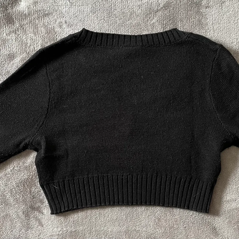 Croppad tröja med v-ringning från Hm. Använd 1 gång, köparen står för frakt . Tröjor & Koftor.