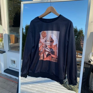 Cool tröja  - Säljer denna tröjan då jag aldrig använt den eftersom jag inte gillade hur den satt på mig. Inga fel på den jag har endast testat den på annars har den bara legat i garderoben därför vill jag nu sälja den. Priset går att diskutera☺️🤩