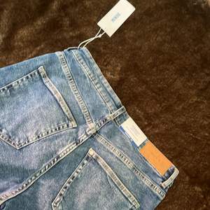 Oanvända jeans, helt nya med prislapp 