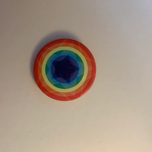 Pride pin  - Pride pin som liknar en Sköld 