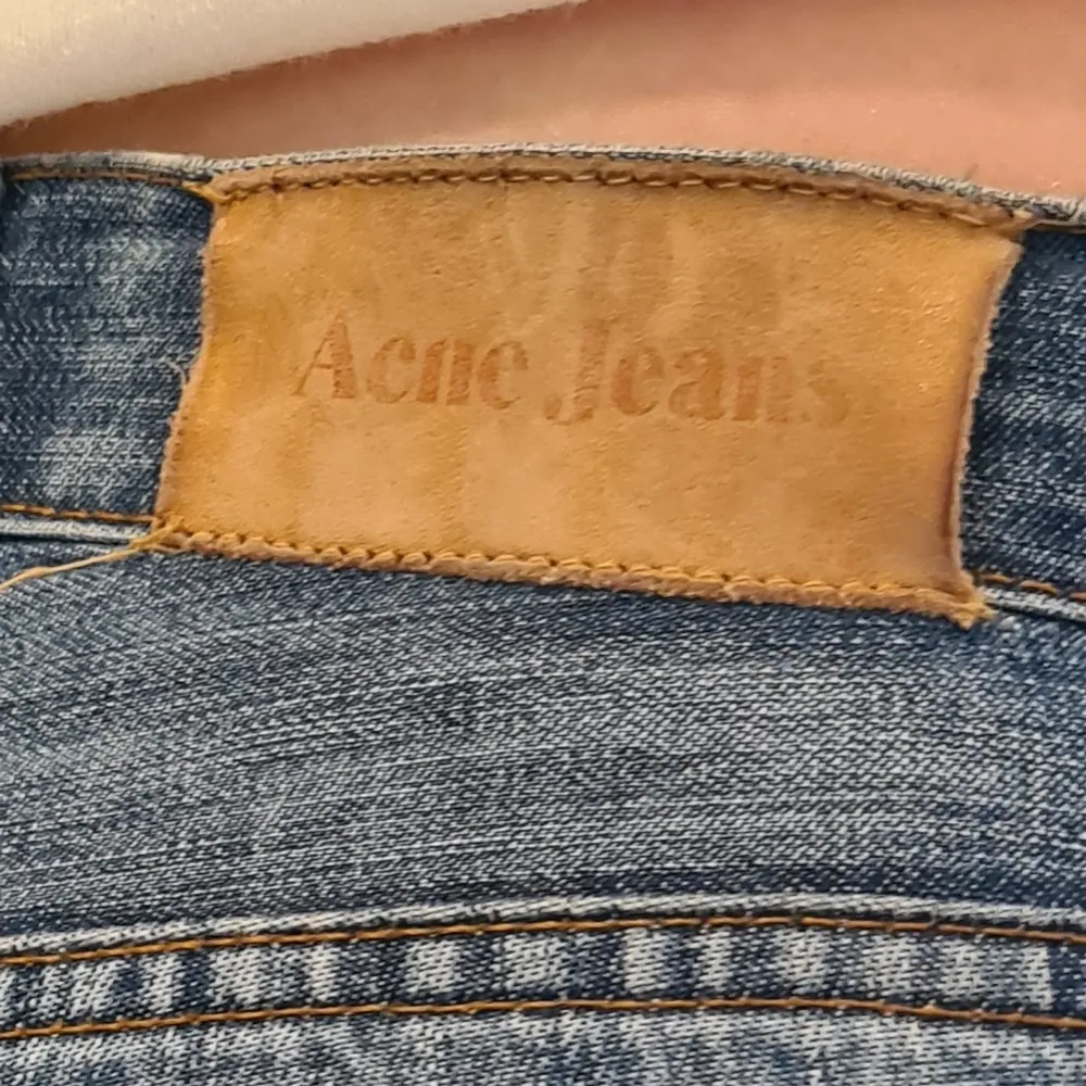 Secondhand köpta acnejeans med så kola detaljer. De har så coola detaljer, slitning på rumpan och detaljer på sidorna som är i mörkare jeans tyg. Lågmidjade och vida i benen. Säljs pga att de är för korta i benen. (Köparen står för frakten) ❤🍒⚡. Jeans & Byxor.