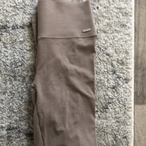 Tränings tights  - Ett par snygga tränings tights från Amin! Säljer pga att de ej kommit till användning! Använd max två gånger!