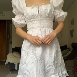 Adoore klänning - Säljer denna helt oanvända Adoore klänning med tags kvar. Så fin och perfekt till sommaren!! 🥰