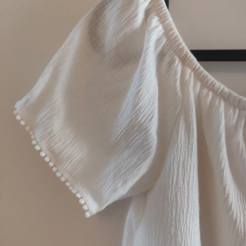 Jättefin vit tröja med små detaljer på, väldigt luftig och skön till sommaren. Använts några få gånger, den är i fin skick 🤍✨. Skjortor.