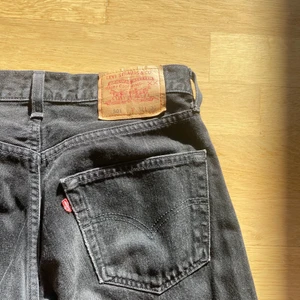Levis jeans 501 - Levis 501, skitsnygga och bra passform! Storlek är L : 32 W: 32 och passar mig som normalt är S/M i jeans. Nypris:600kr 