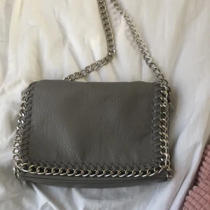 M - Intresse koll på min gråa tiamo väska!🤍🤍köptes för ungefär 1år sedan och andvänd Max 4 gånger. Säljer pga kommer ej till andvändning!💖💓😍🤩