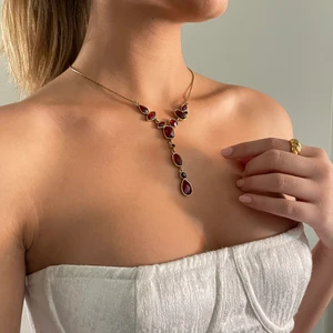 RUBY RED NECKLACE - Fantastiskt rött halsband som tindrar i solen. GRATIS FRAKT