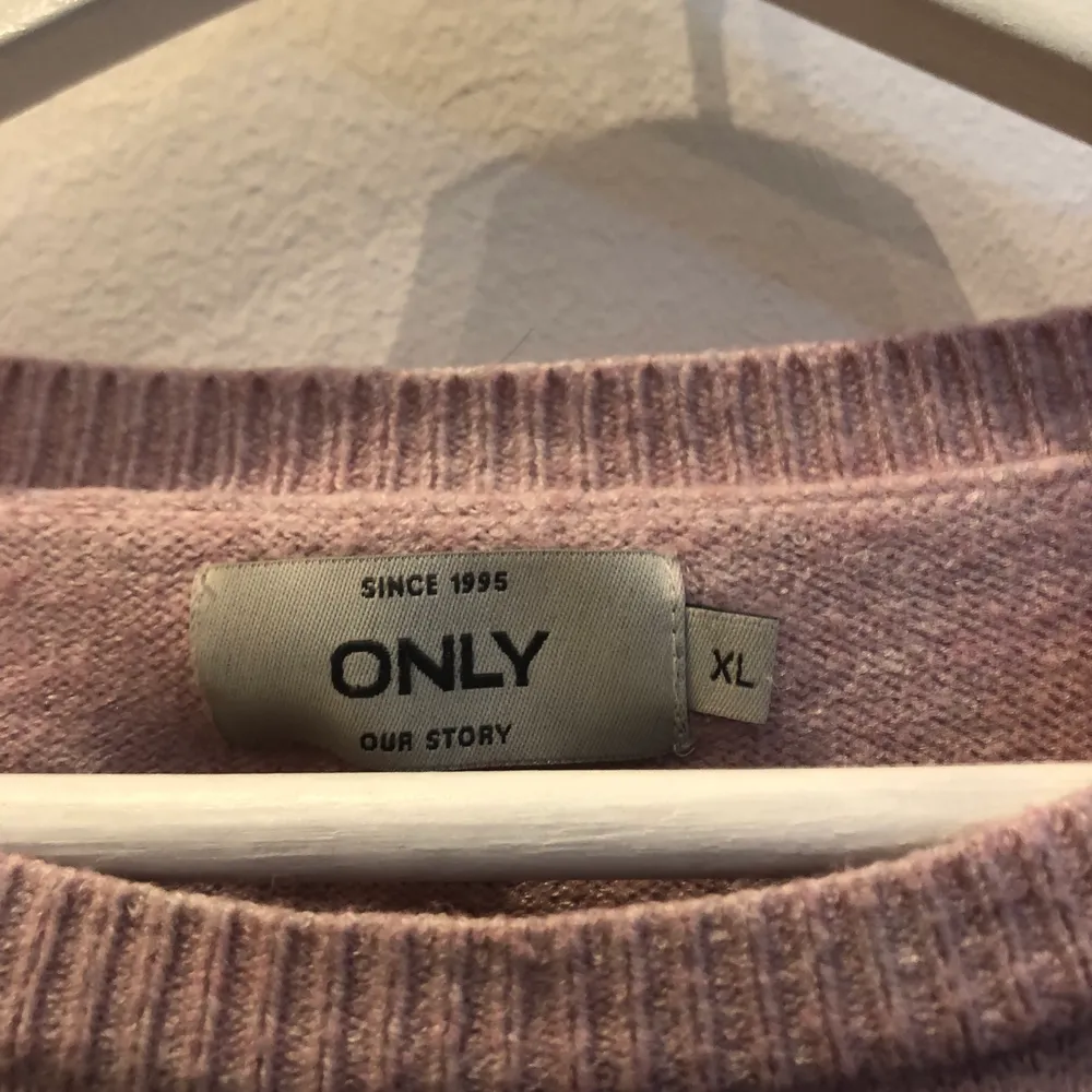 Säljer denna rosa tröja i från only för 100kr säljer den för den är i XL och jag har XXS därför är den både för stor och för lång💐💕. Tröjor & Koftor.