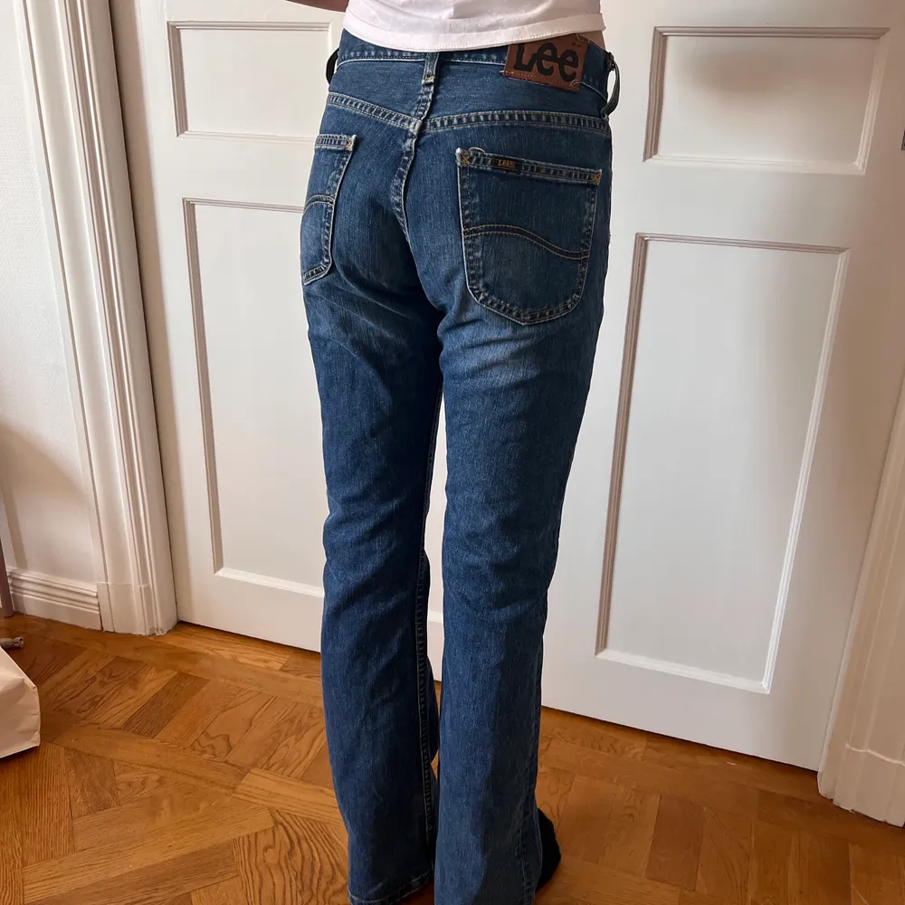 Jenas ifrån ca 90 talet. säljer dessa jeans pga att jag inte får på mig dom. Dom är vida i benen och i mycket bra kvalitet💗 hon på bilden är 174 lång . Jeans & Byxor.