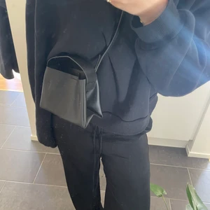 Oanvänd väska  - Helt oanvänd, köpt på Cos i Stockholm, frakten ingår💘💓