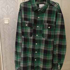 Flanellskjorta Från Vailent. - Köpt i somras för 499kr, använd 2 gånger. Märket Vailent och storleken är L, är perfekt för någon i M som vill ha en snygg overshirt!
