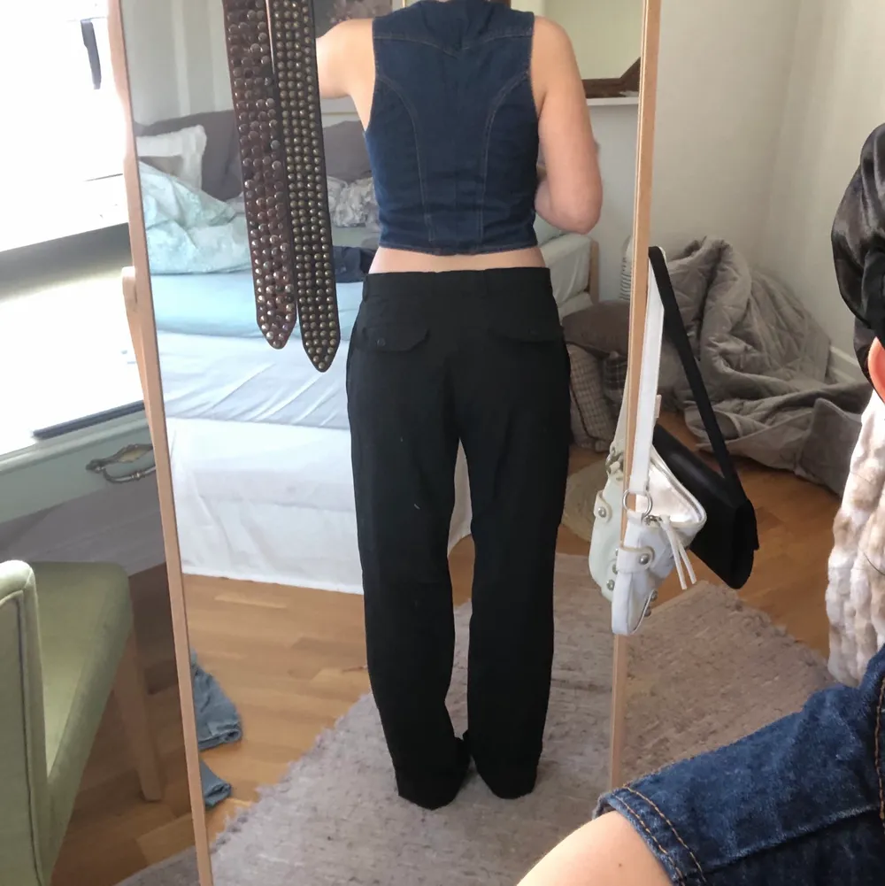 💋❤️‍🩹✨Otroligt snygga kostymbyxor som jag hittade på en secondhand butik i Stockholm. Dom har fickor där back och är i färgen svart med ränder✨💋❤️‍🩹❤️. Jeans & Byxor.