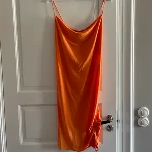 Orange klänning från Zara i strl S. Aldrig använd och prislapp kvar. Kan justera längden med banden på vänster sida. Frakt ingår i priset💗