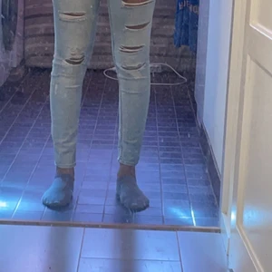 Jeans  - Jättefina ljusblåa jeans som jag köpte från H/M. Har kanske använt den 2-4 gånger för att då jag köpte den var det vinter 💀 Väldigt fin för sommaren och vill inte slänga när jag kan sälja den. Tyvär är de för stora för mig nu :( 