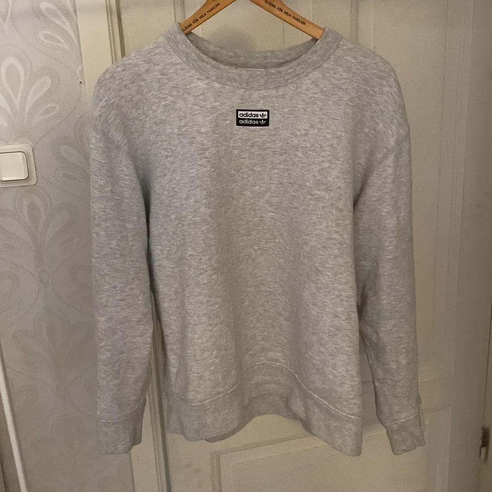 En sweatshirt från adidas köpt för ca 1 år sedan, använd ett fåtal gånger, nyskick. Minns ej vad jag köpte den för så lägger ut den för 50kr. Storleken är M och den ör lite oversize.. Tröjor & Koftor.