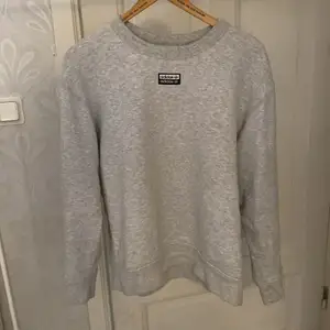 En sweatshirt från adidas köpt för ca 1 år sedan, använd ett fåtal gånger, nyskick. Minns ej vad jag köpte den för så lägger ut den för 50kr. Storleken är M och den ör lite oversize.