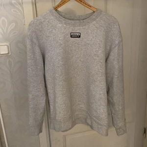 Clean Adidas Sweatshirt. - En sweatshirt från adidas köpt för ca 1 år sedan, använd ett fåtal gånger, nyskick. Minns ej vad jag köpte den för så lägger ut den för 50kr. Storleken är M och den ör lite oversize.