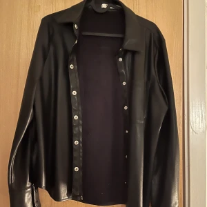 Skinn blazer  - Skitsnygg skinnblazer från Nakd i strl 36/S passar även xs.