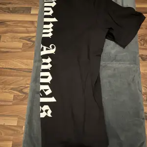 En Palm Angels tshirt som är icke autentisk säljs för endast 449kr! Väldigt bra kvalité, stretchig och knappast använd. Den är verkligen som nyskick. Passar dig som bär storlek L & M.