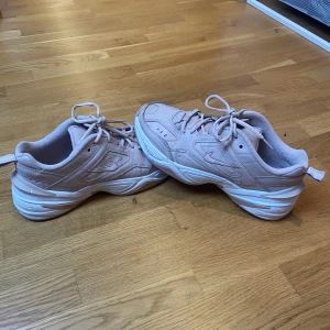 Sneakers Nike  - Rosa sneakers från Nike! Super bekväma och lätt att kombinera till alla outfits! Storlek 40.5