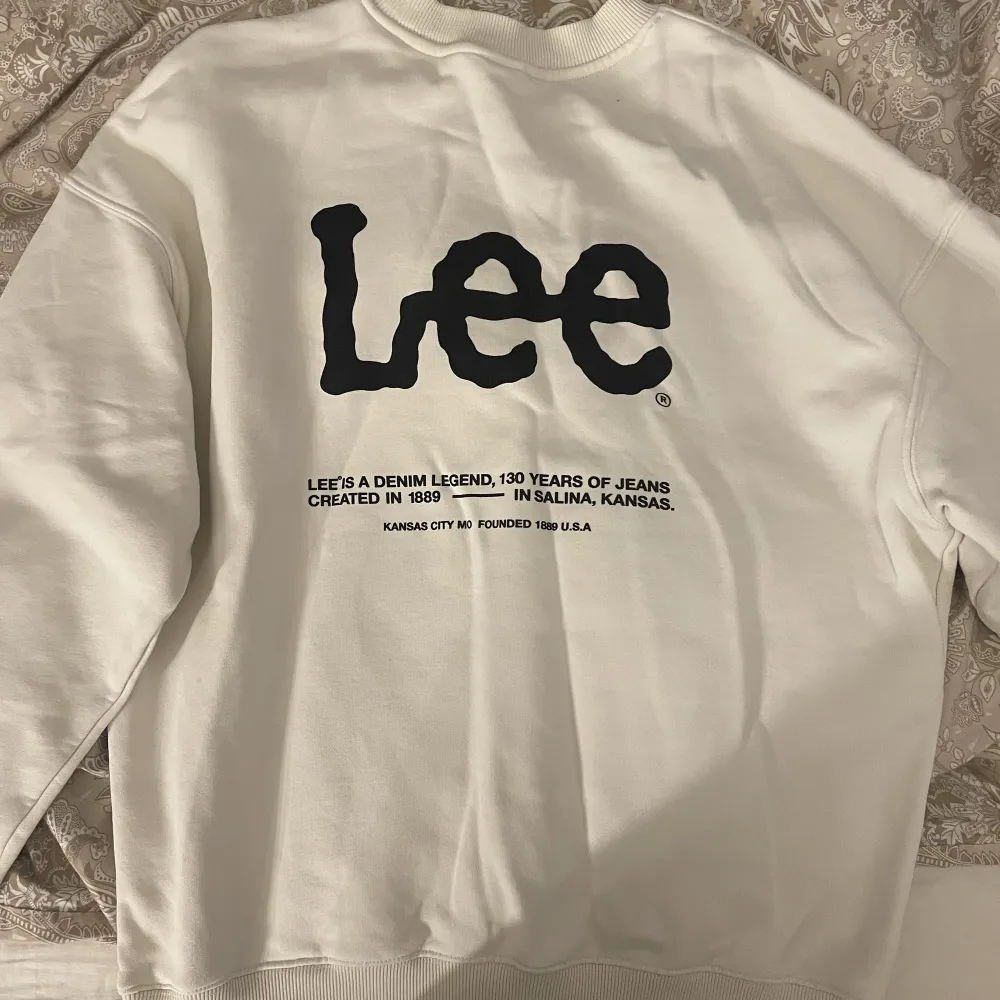 Jätte fin och skön Lee tröja köpt på Hm. Deras Hm x Lee kollektion.  ( säljs ej längre på HM)  Passar mig som vanligtvis är en M Men den är köpt från herravdelningen strl xs/s  Pris kan diskuteras :)  Ord pris: runt 300+ kr.. Hoodies.