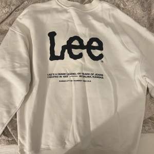 Jätte fin och skön Lee tröja köpt på Hm. Deras Hm x Lee kollektion.  ( säljs ej längre på HM)  Passar mig som vanligtvis är en M Men den är köpt från herravdelningen strl xs/s  Pris kan diskuteras :)  Ord pris: runt 300+ kr.
